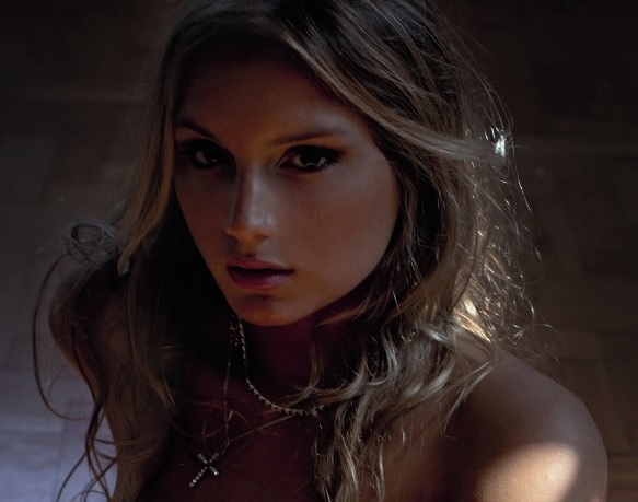 Maya Gabeira - Menina Mulher.jpg