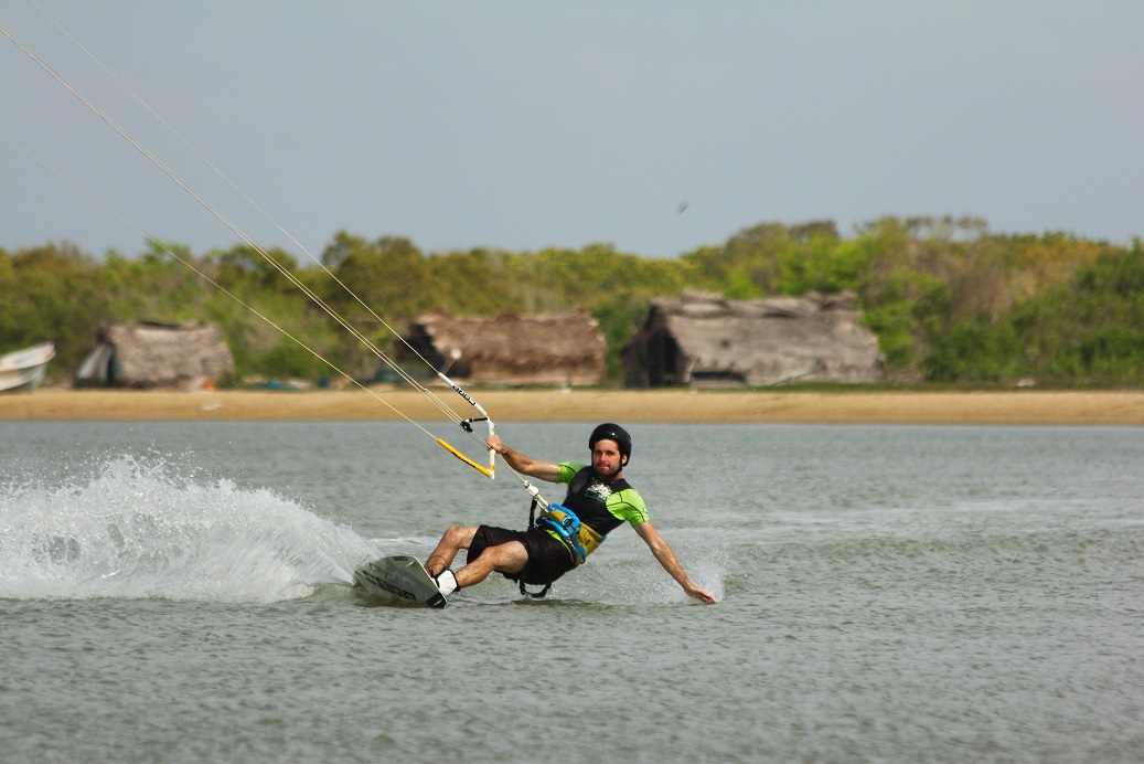 www.kitesurfsrilanka1.com.JPG